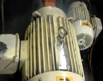 Bắn đá CO2 vào các bề mặt khó vệ sinh.